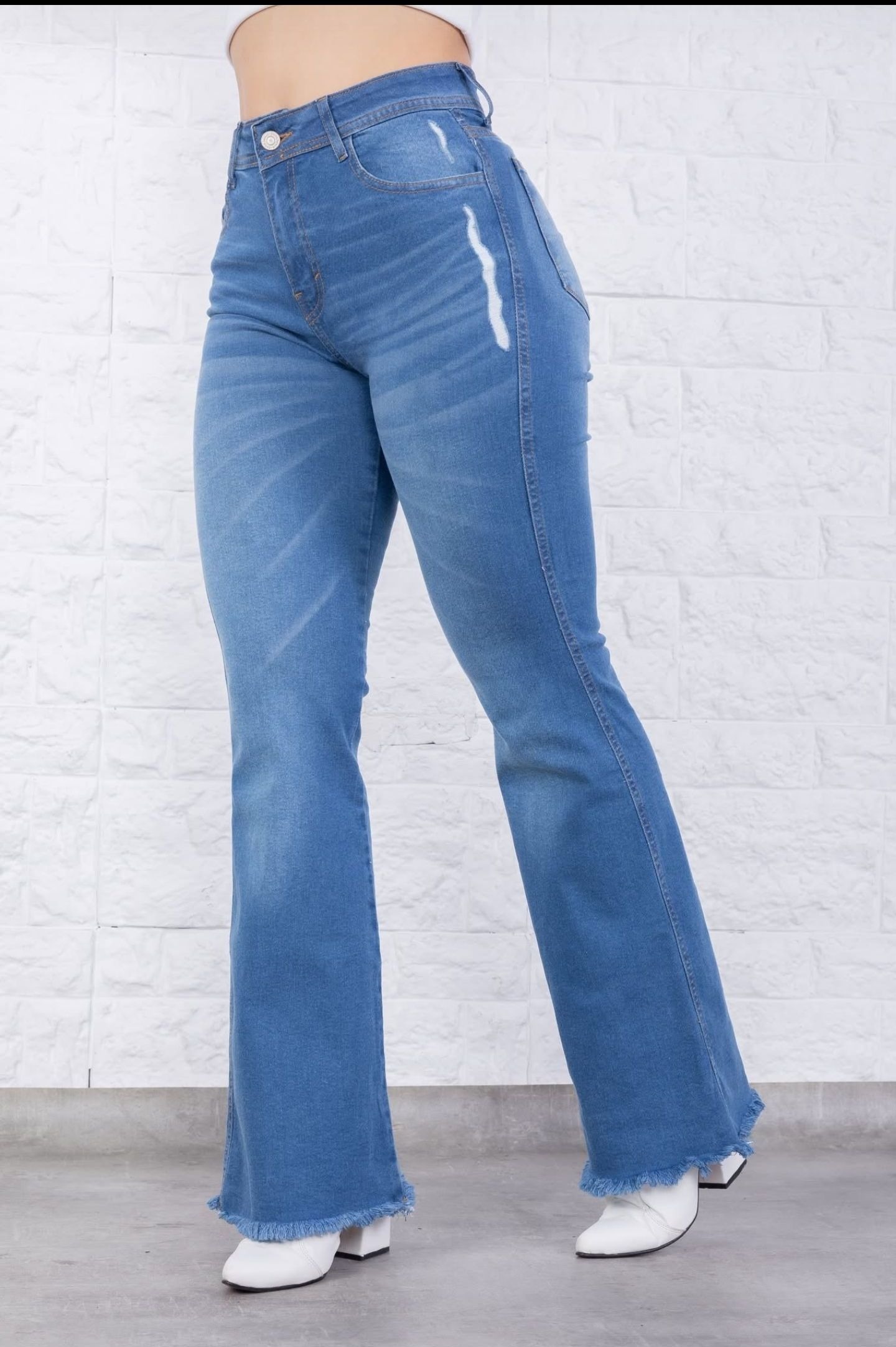 301LOC  I  JEAN PALAZZO ELASTIZADO CELESTE LOCALIZADO CON ROTURAS Y DESFLECADO EN BOTAMANGA TIRO ALTO TALLES 36 AL 50 EXITO JEANS