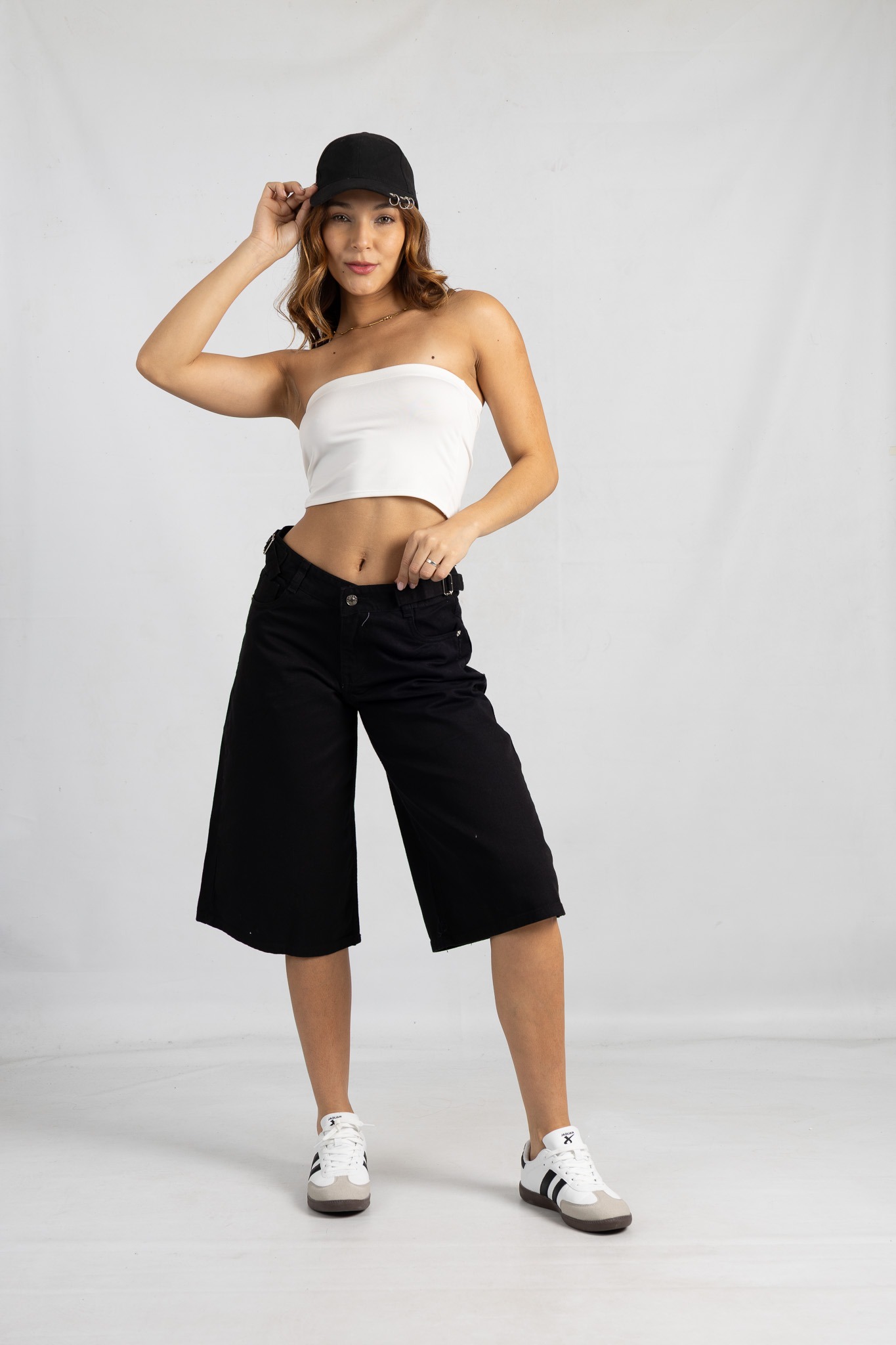 B-27 |  BERMUDA NEGRO RIGIDO CLASICO  CON HEBILLAS TIRO MEDIO TALLES 36 AL 44 VERSUS JEANS