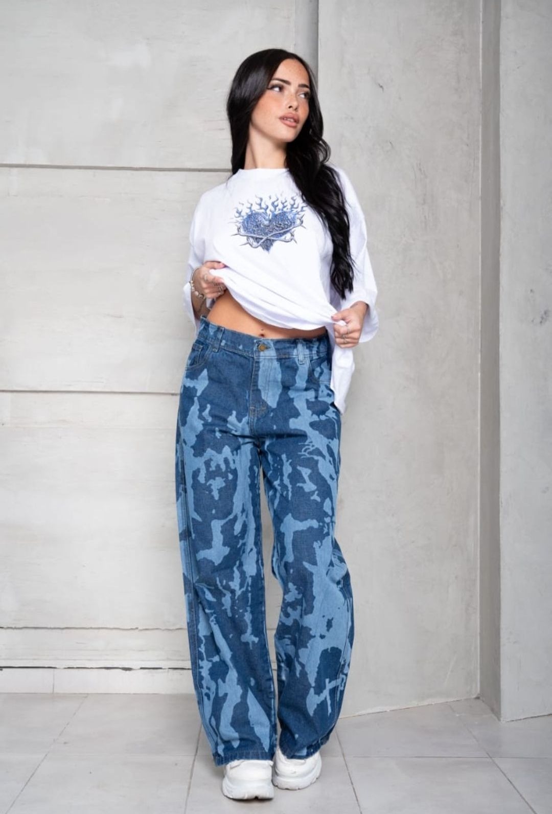 137 | WIDE LEG AZUL RIGIDO CON ACABADO LASER ABSTRACTO TIRO MEDIO TALLES 36 AL 46 EXITO JEANS