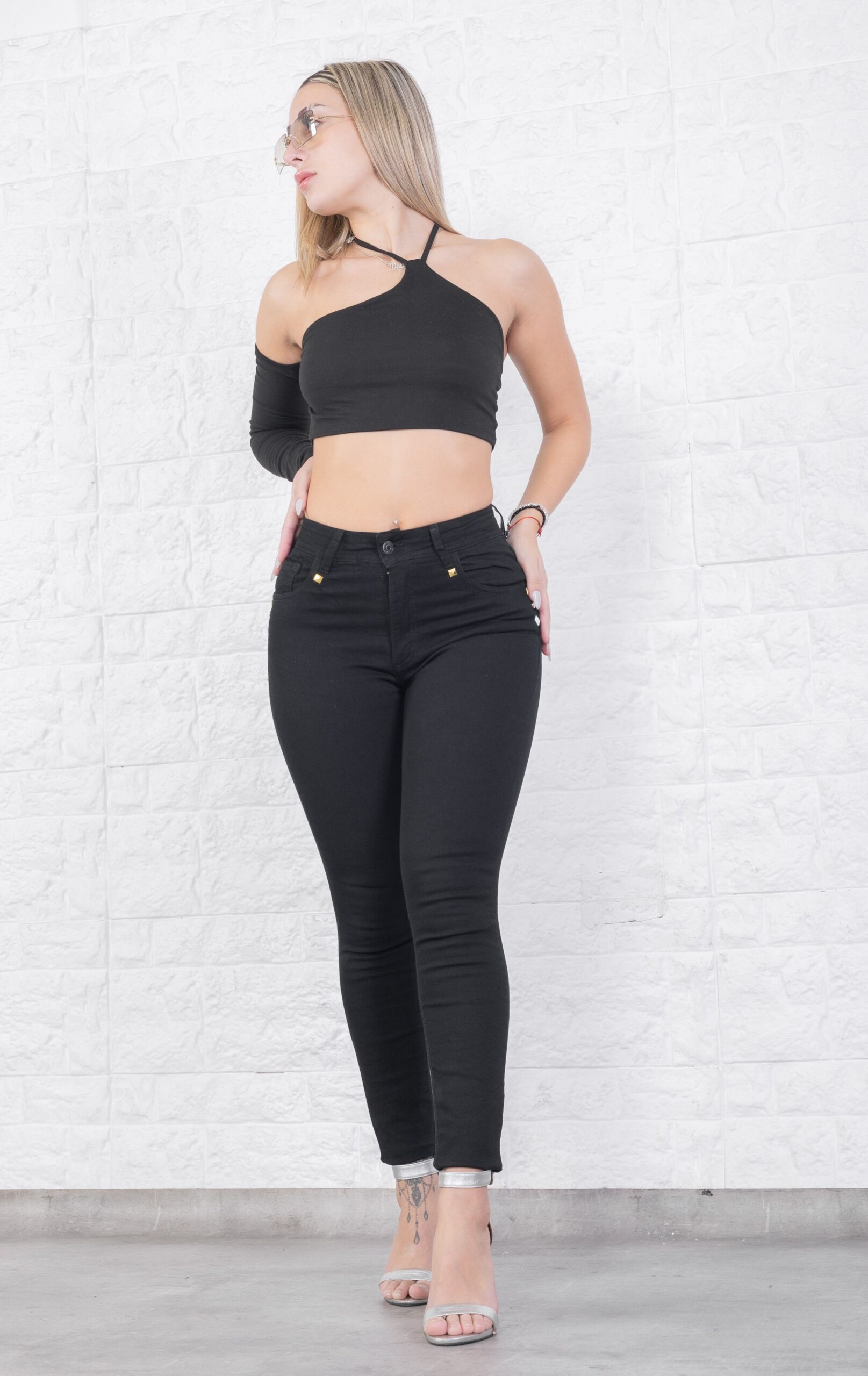 101CT  |  JEAN SKINNY NEGRO ELASTIZADO CON TACHAS TIRO ALTO TALLES 36 AL 50 EXITO JEANS