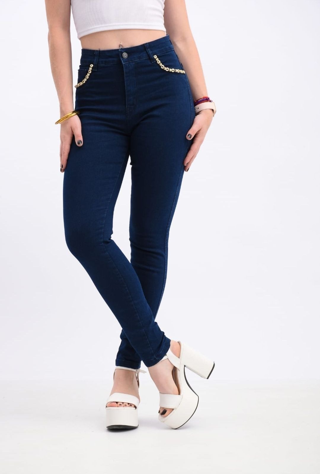 156CAD | JEAN SKINNY AZUL ELASTIZADO CON DETALLE DE CADENAS EN BOLSILLOS TIRO ALTO TALLES 36 AL 40 EXITO JEANS