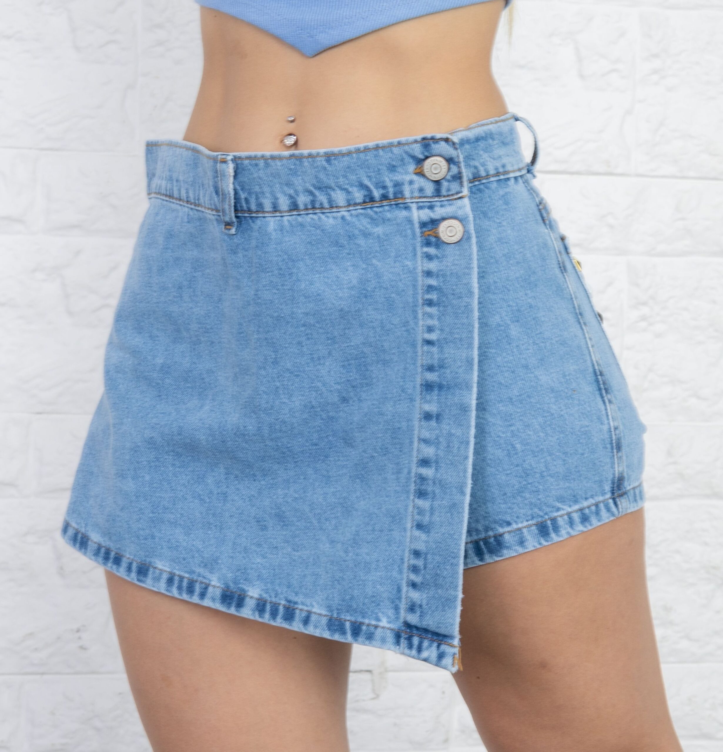 033L I  SHORT POLLERA CELESTE RIGIDO CON SOLAPA FRONTAL TIRO ALTO TALLES 36 AL 46 EXITO JEANS