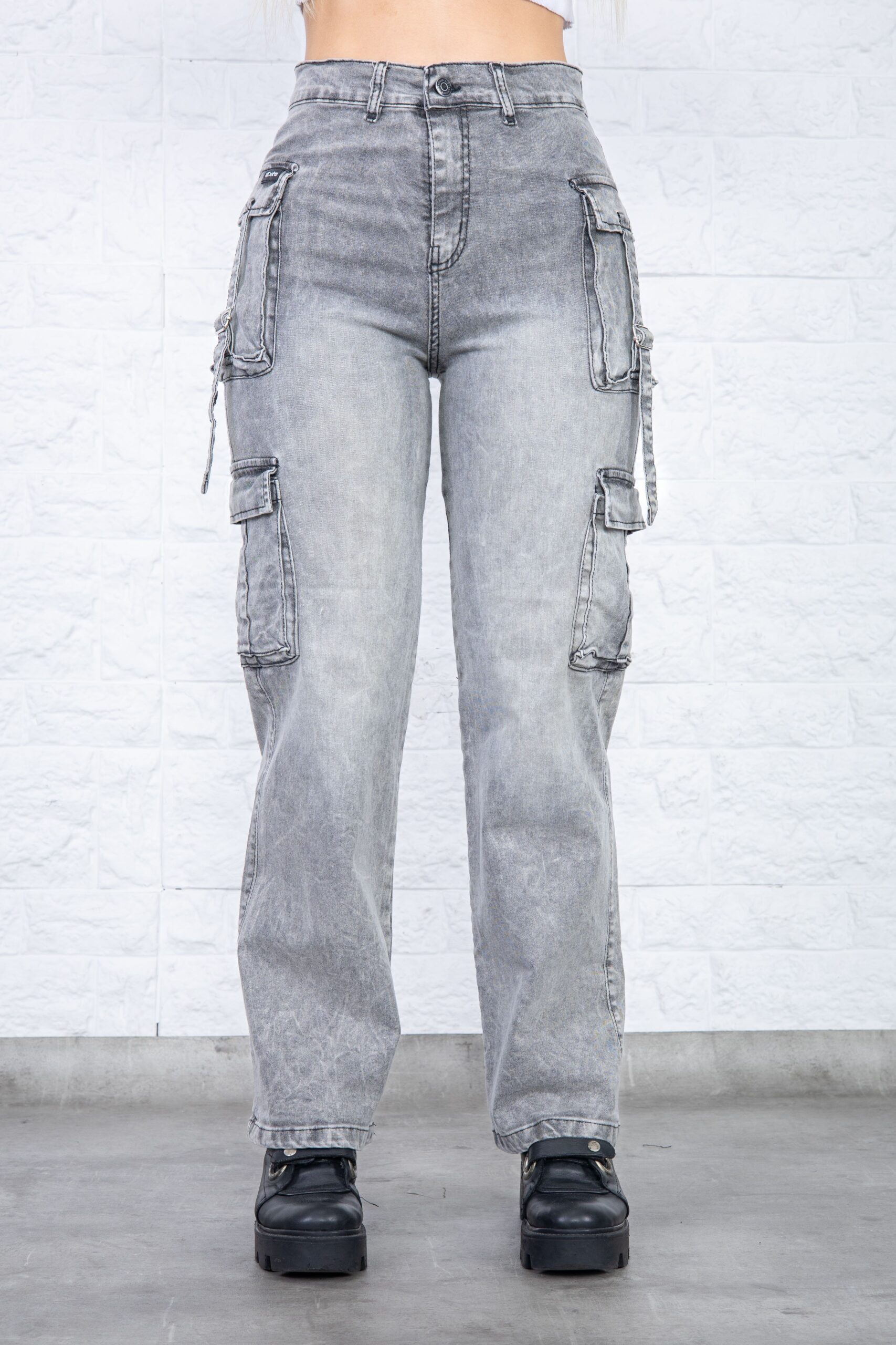 317GR  I  JEAN MULTI CARGO GRIS ELASTIZADO CON TIRAS TIRO ALTO TALLES 44 AL 50 EXITO JEANS