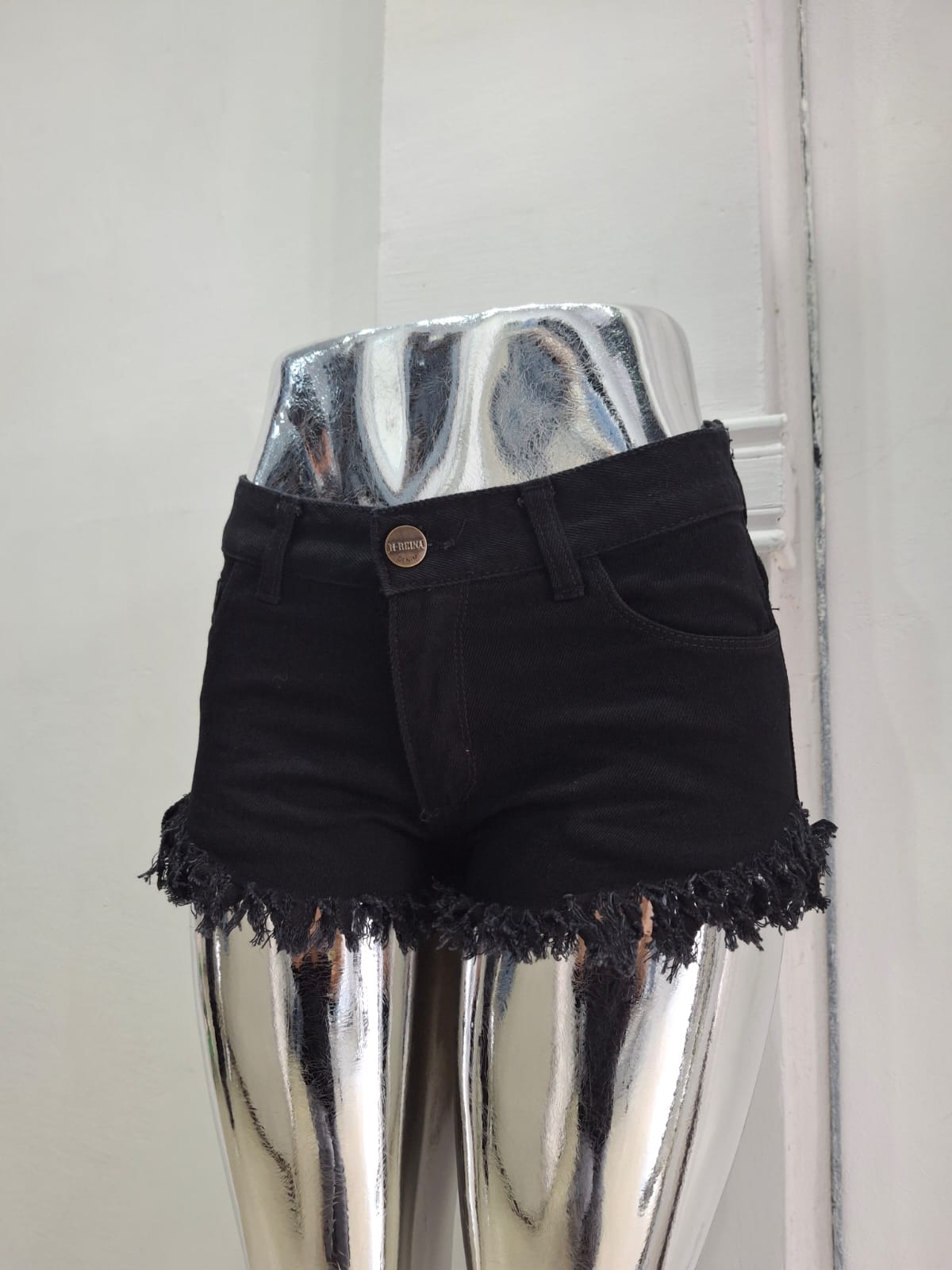 SHORT LOWER JEAN NEGRO DESFLECADORÍGIDO TIRO ALTO H-REINA 34-46