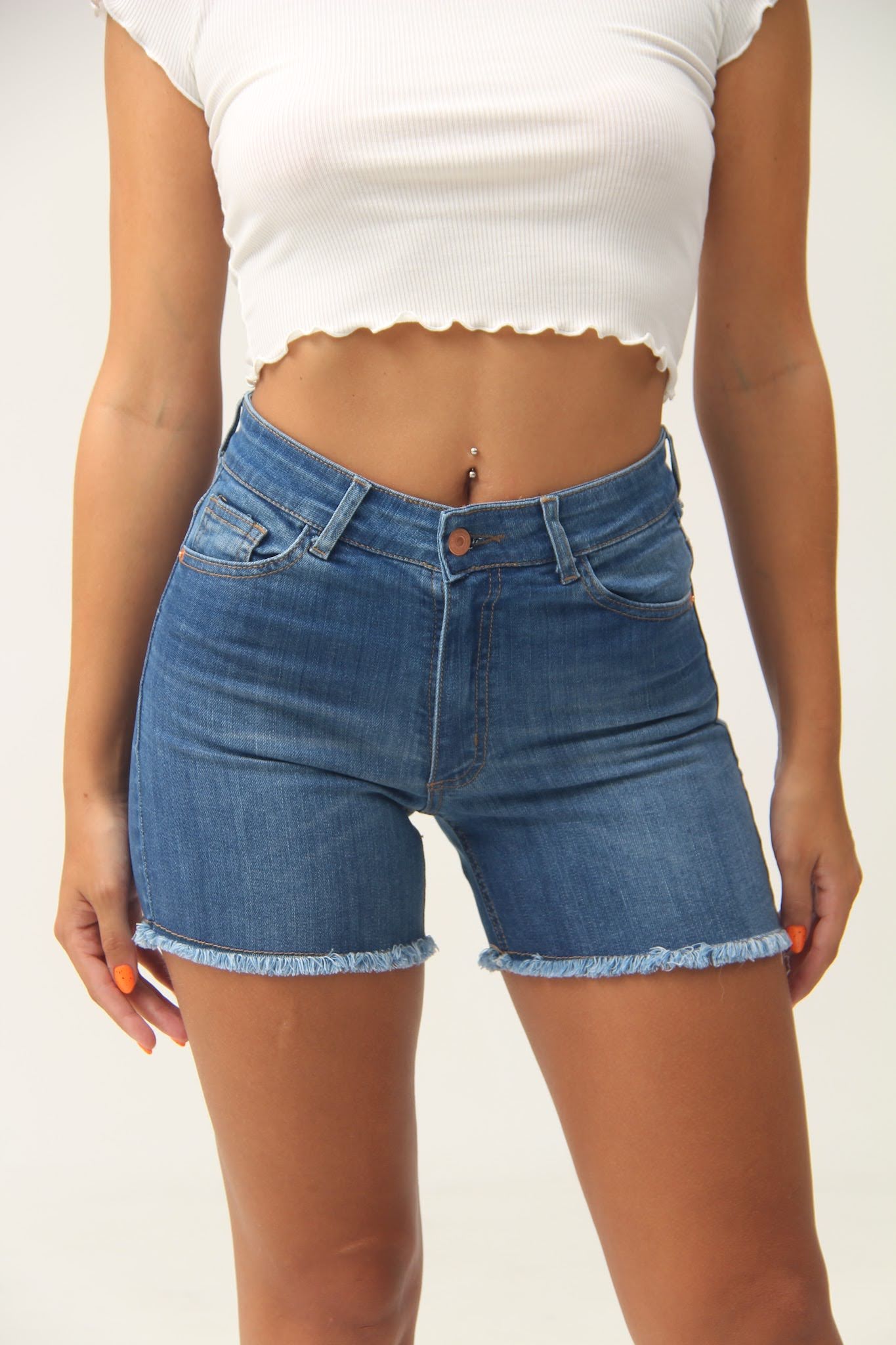 CARLY | SHORT JEAN ELASTIZADO AZUL CON DESFLECADO EN BOTAMANGA TIRO ALTO TALLES 38 AL 50 TORINE