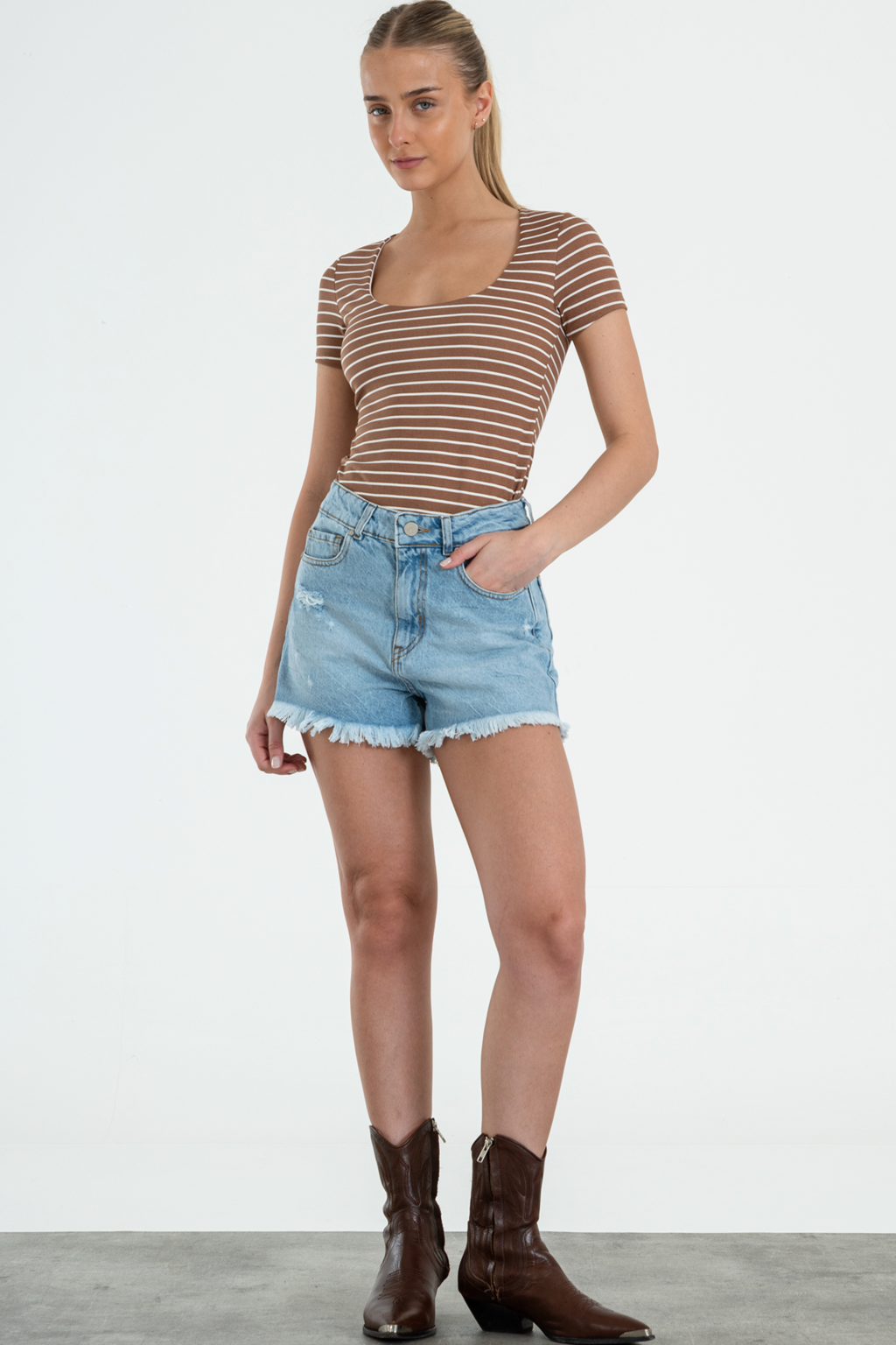 PITANZA-SHORT CELESTE NEVADO RIGIDO CON MINI ROTURAS DEFLECADO EN BOTA TIRO ALTO TALLES 34 AL 42 ISOSTASIA