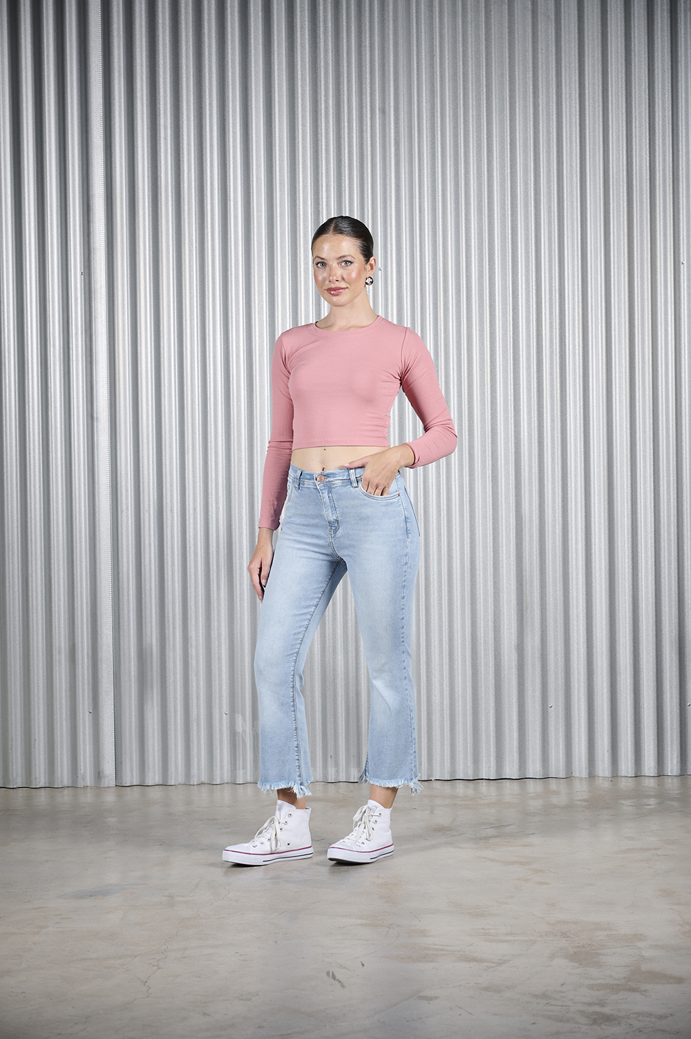 470 | CROP SEMI OXFORD CELESTE DEFLECADO CON ABERTURA EN BOTA ELASTIZADO TIRO ALTO TALLES 36 AL 46 CENITHO JEANS