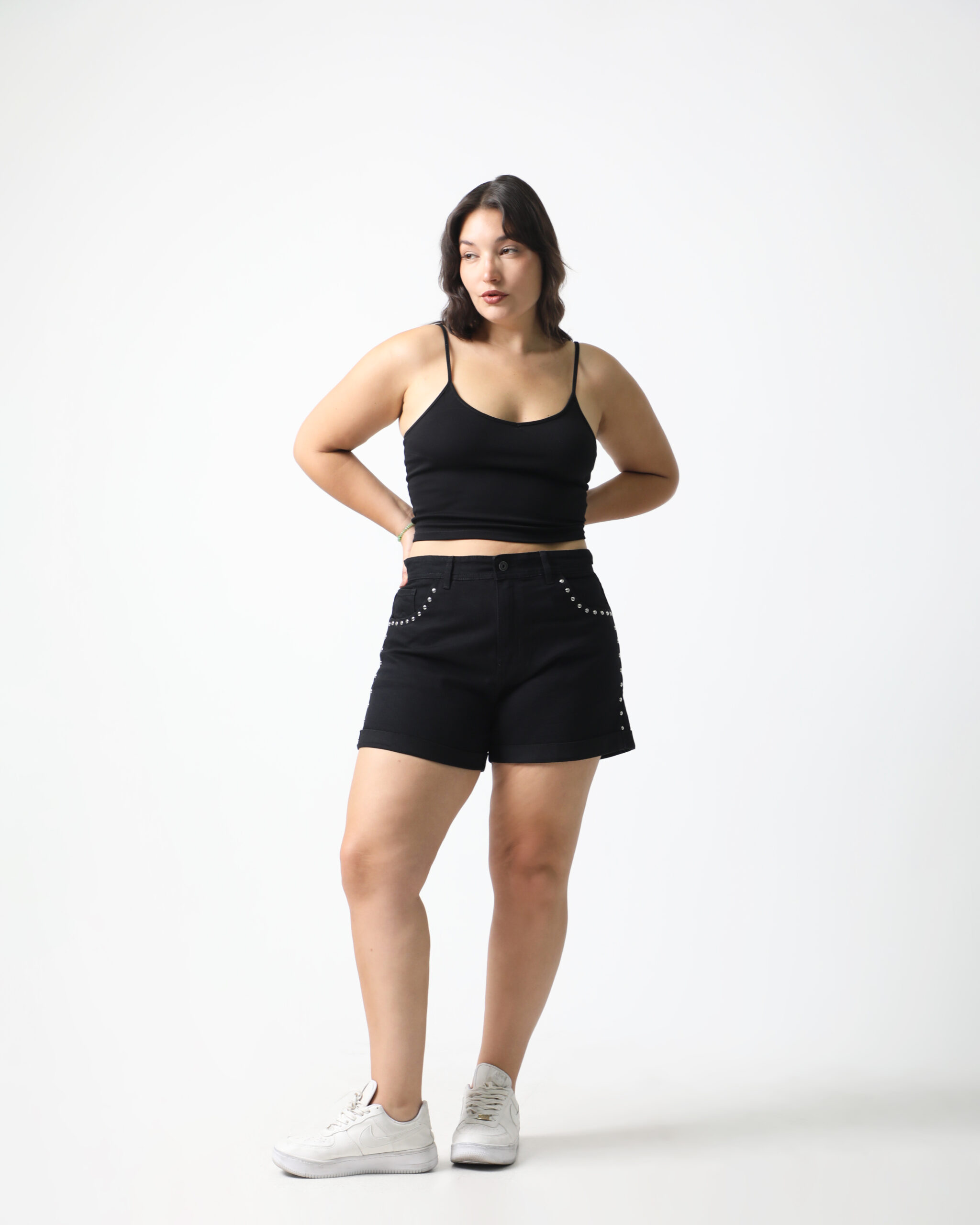 RENA | SHORT NEGRO RIGIDO CON TACHAS TIRO ALTO TALLES DEL 36 AL 60 SONNE