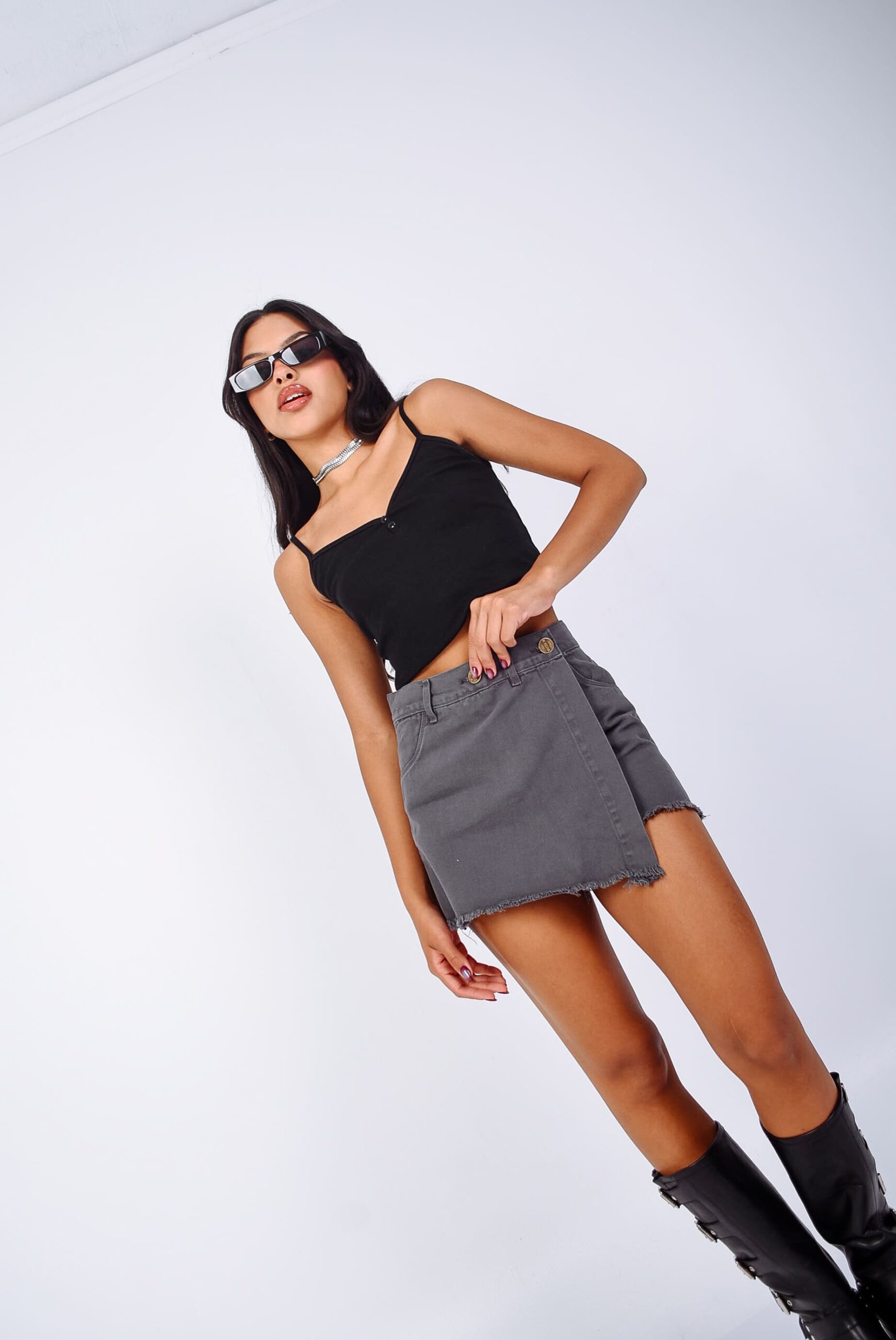 CRISTAL-SHORT POLLERA GREY DESFLECADO CON SOLAPA FRONTAL TIRO ALTO TALLES 34 AL 46 H-REINA