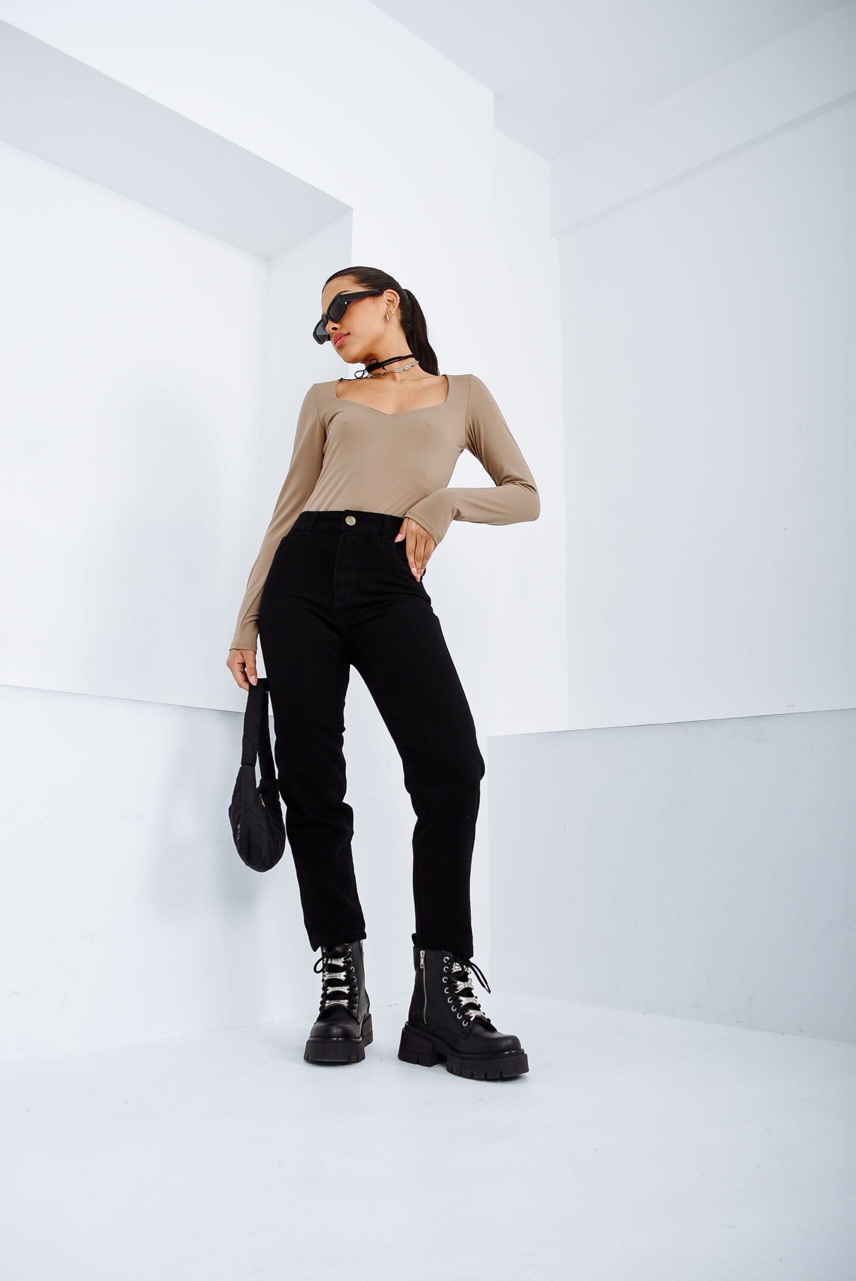 MOM DE JEAN RIGIDO NEGRO LISO TIRO ALTO TALLES 34 AL 46 H-REINA