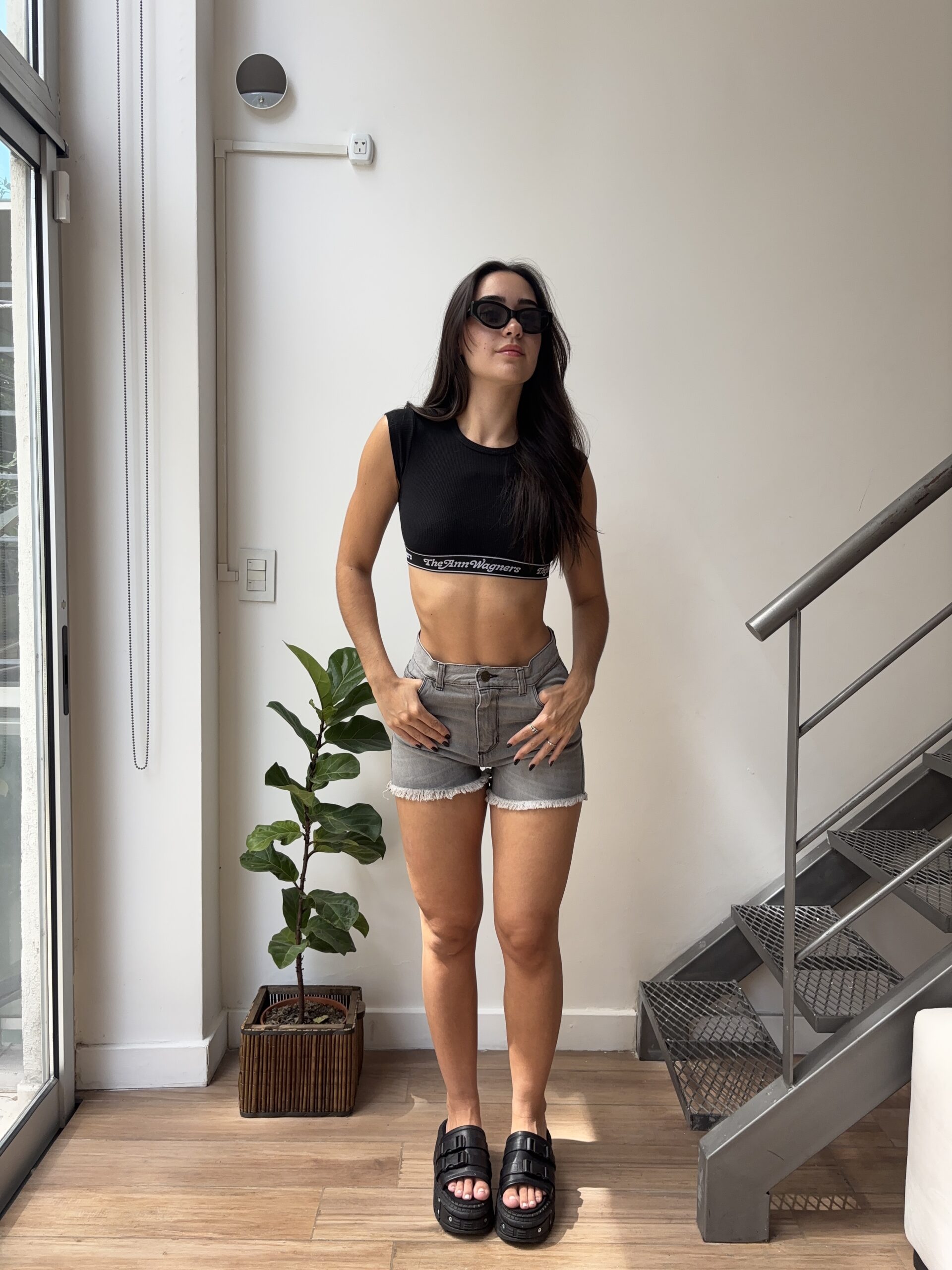 JEAN SHORT SILVER GRIS DESFLECADO TIRO ALTO RÍGIDO 34-46 H-REINA