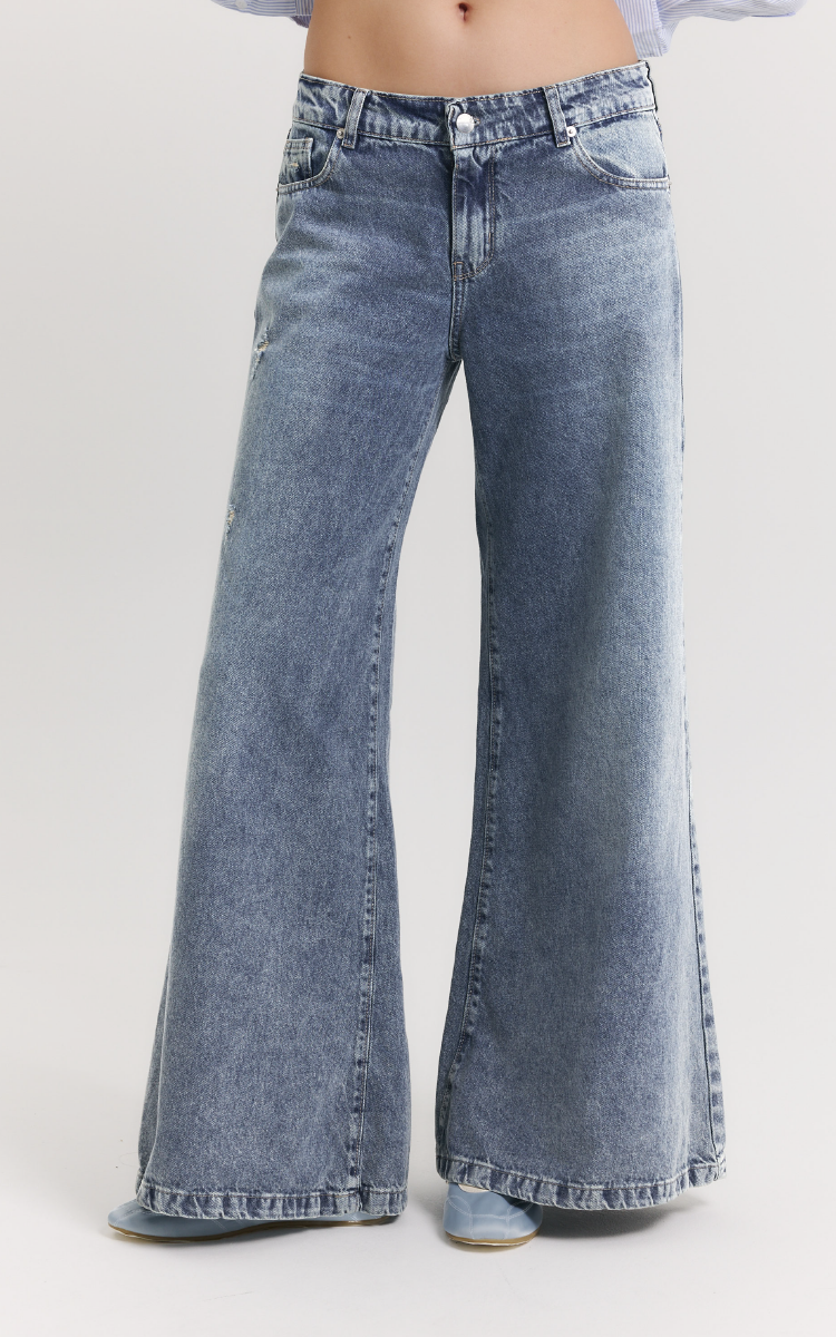 1912- SUPER WIDE TIRO BAJO AZUL CLASICO CON PEQUEÑAS ROTURAS RÍGIDO 34-44 INQUIETA