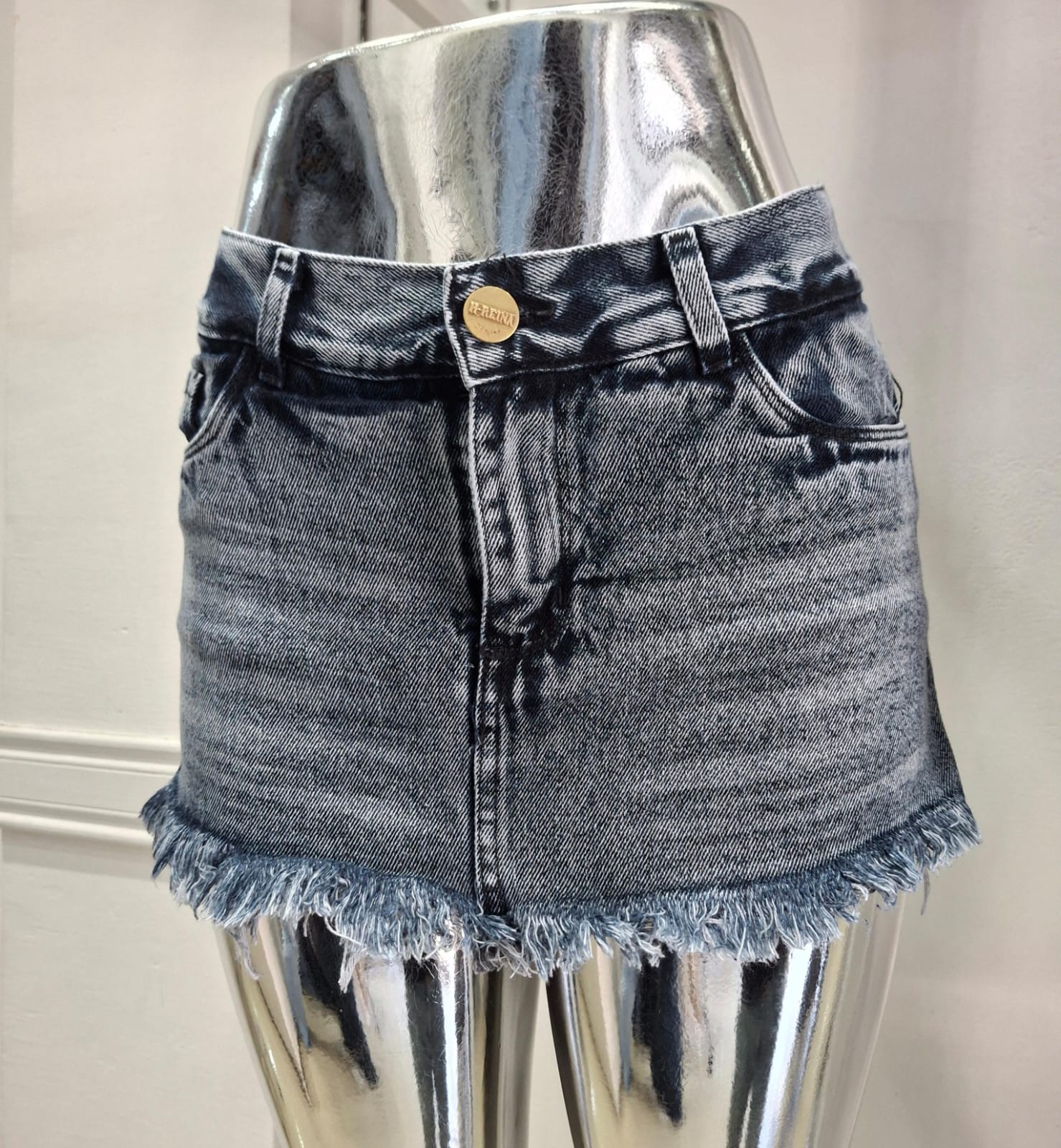 SASHA LUNA | SHORT POLLERA DE JEAN RIGIDO GRIS CON BIGOTES Y DEFLECADO EN BOTA TIRO ALTO TALLES 34 AL 46 H-REINA DENIM