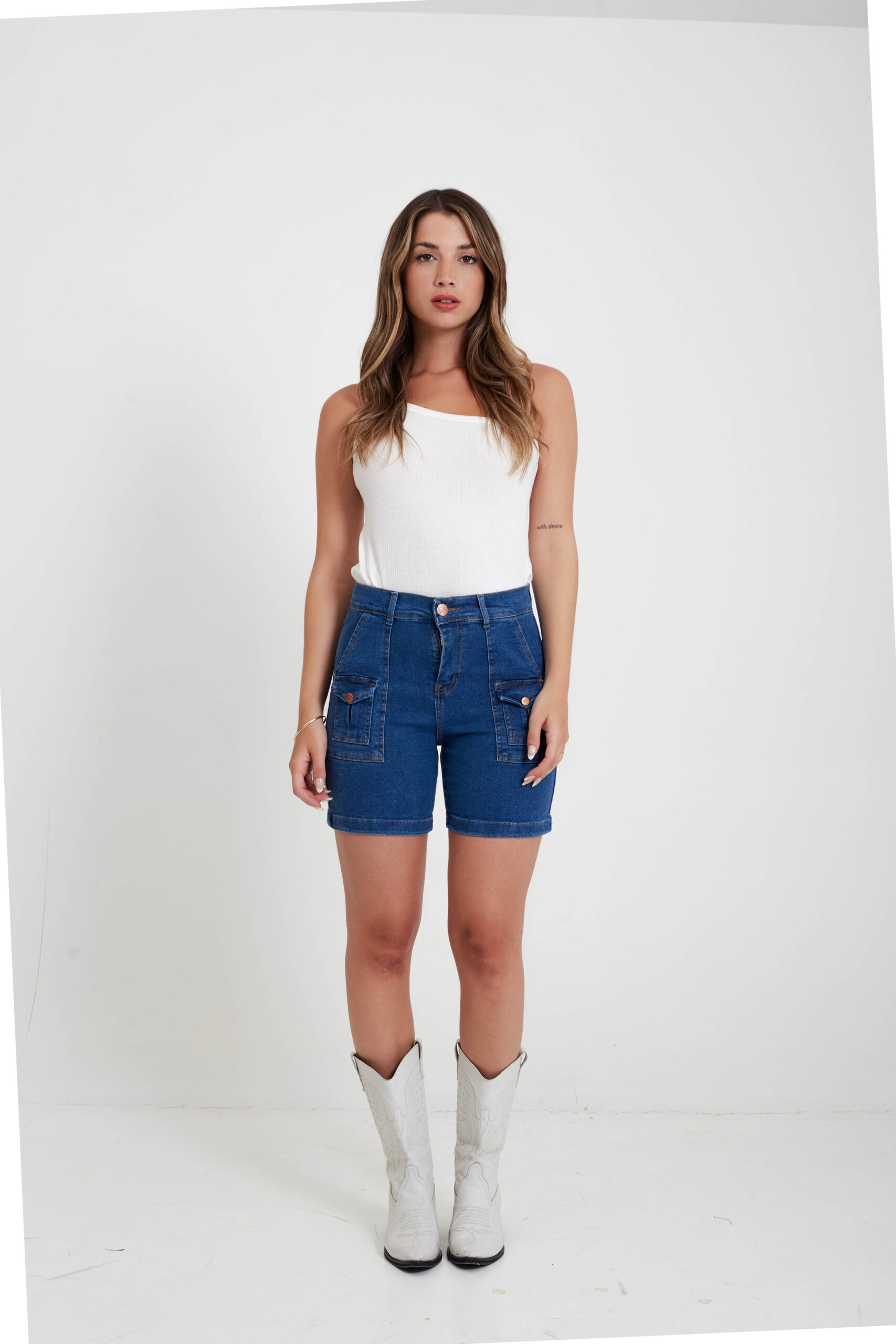 ART. EMILIA | SHORT CARGO AZUL ELASTIZADO BOLSILLOS FUNCIONALES TIRO ALTO TALLES 38 AL 52 RUMAJU