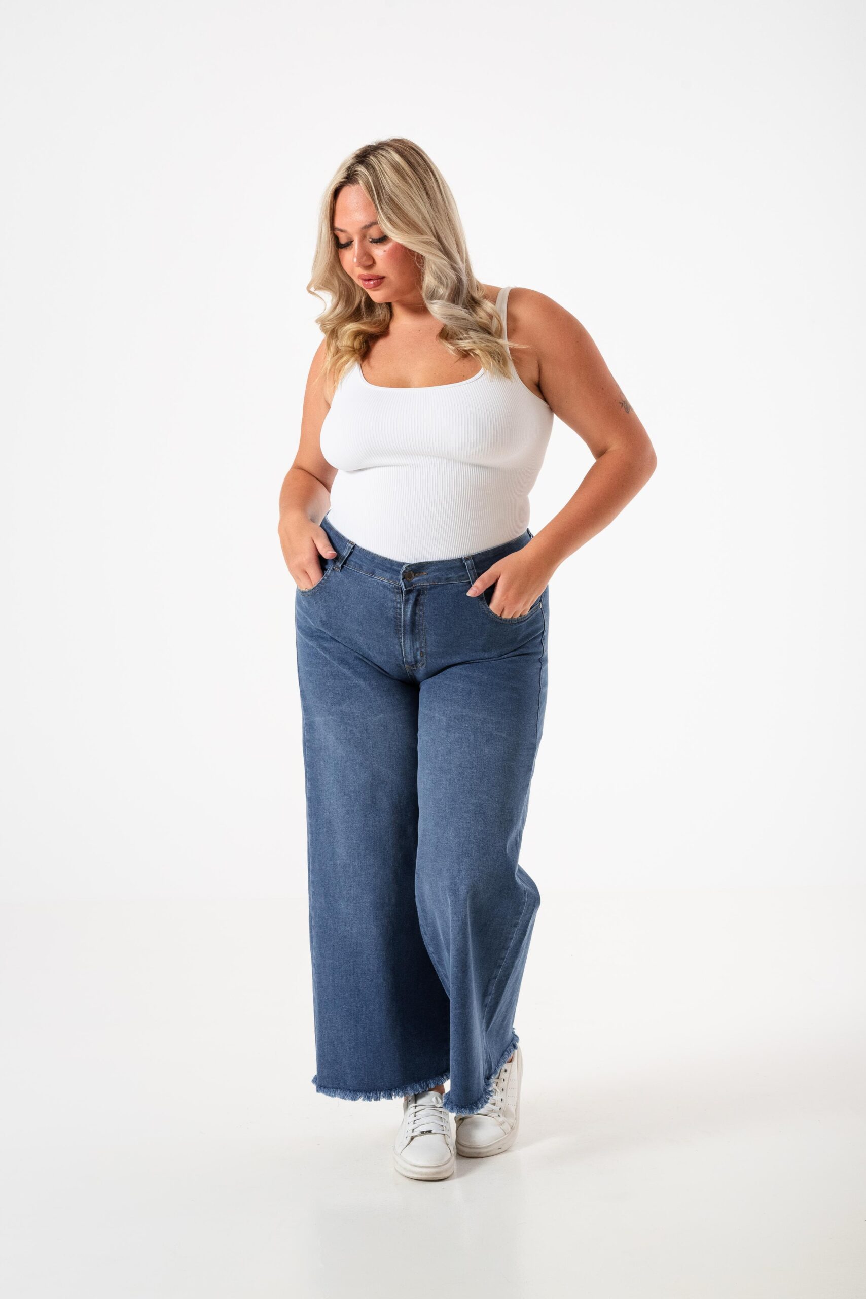 JOY-WIDE LEG AZUL ELASTIZADO CON BIGOTES  DESFLECADO EN BOTA TIRO ALTO TALLES 44 AL 54 DEKA DENIM