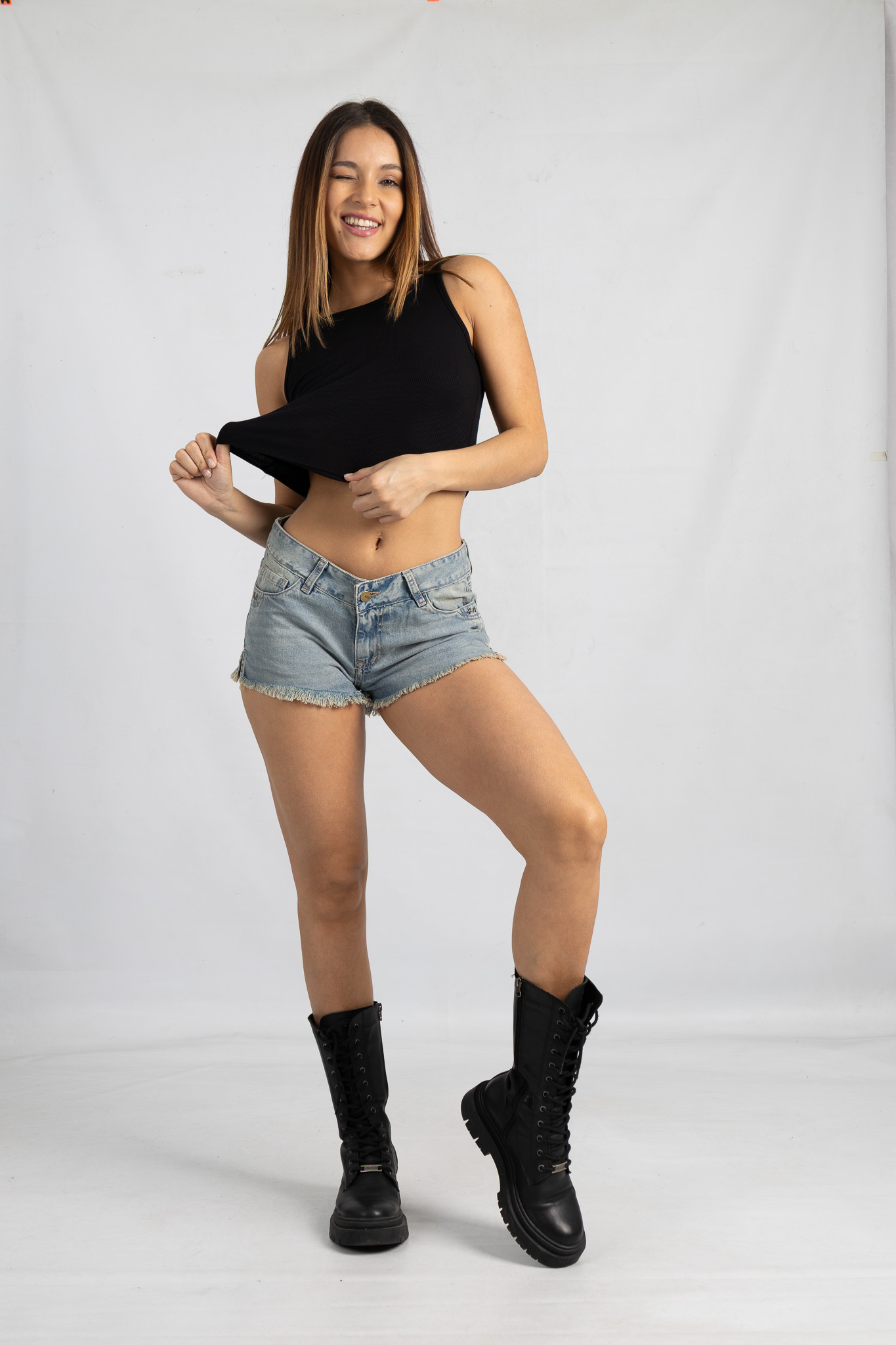 SH-152 | SHORT OXIDO CELESTE MATIZADO CON ABERTURA, TACHITA Y DESFLECADO TIRO BAJO RIGIDO 34-44 VERSUS