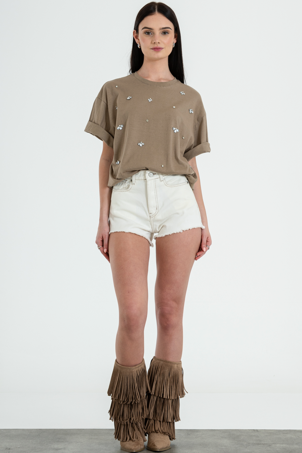 O RANIEM-SHORT BLANCO HILO BEIGE DESFLECADO EN BOTA TIRO ALTO TALLES 34 AL 44 ISOSTASIA