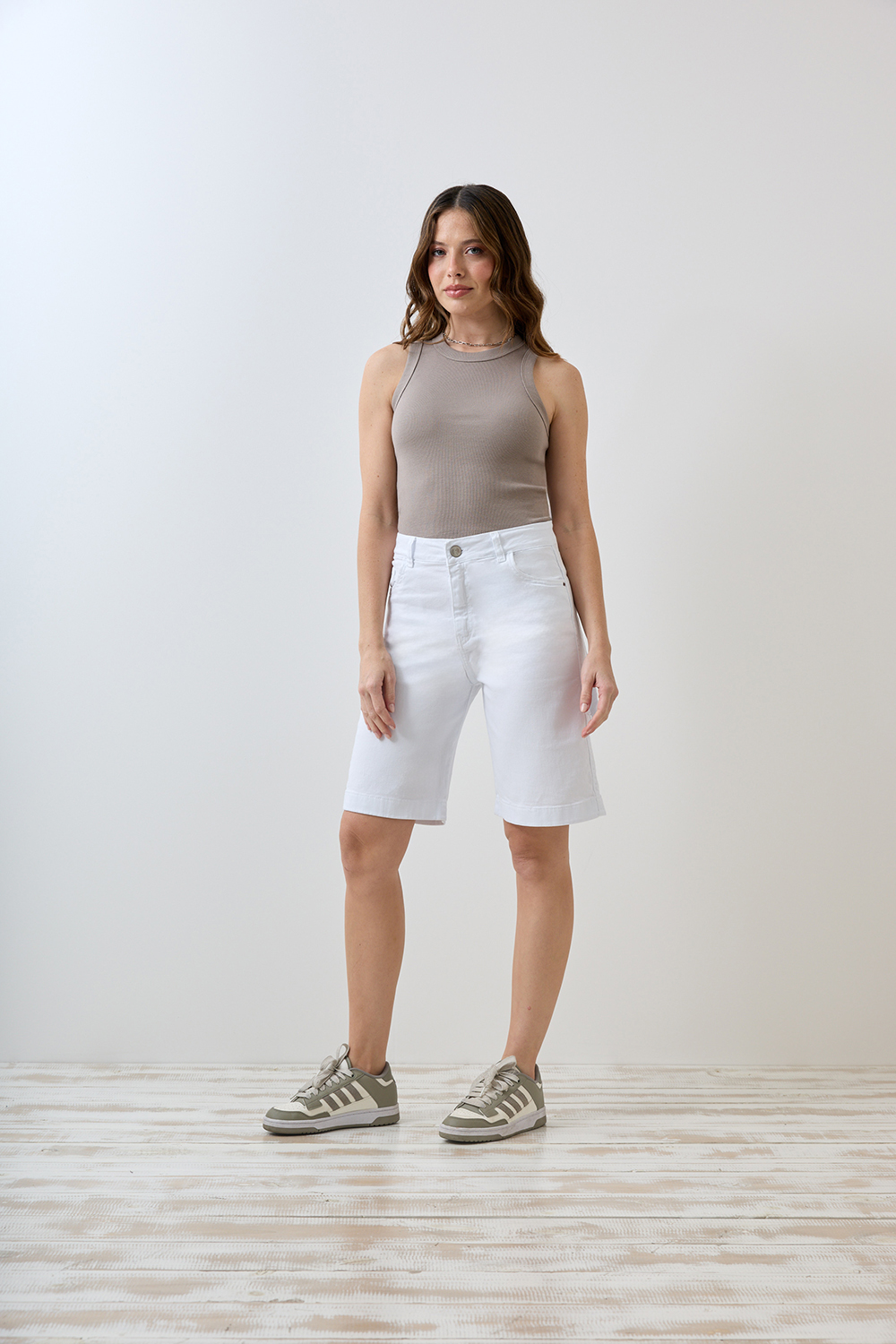 C-141 | BERMUDA BAGGY BLANCA RIGIDO CON HEBILLA TALLES DEL 36 AL 46 CENITHO