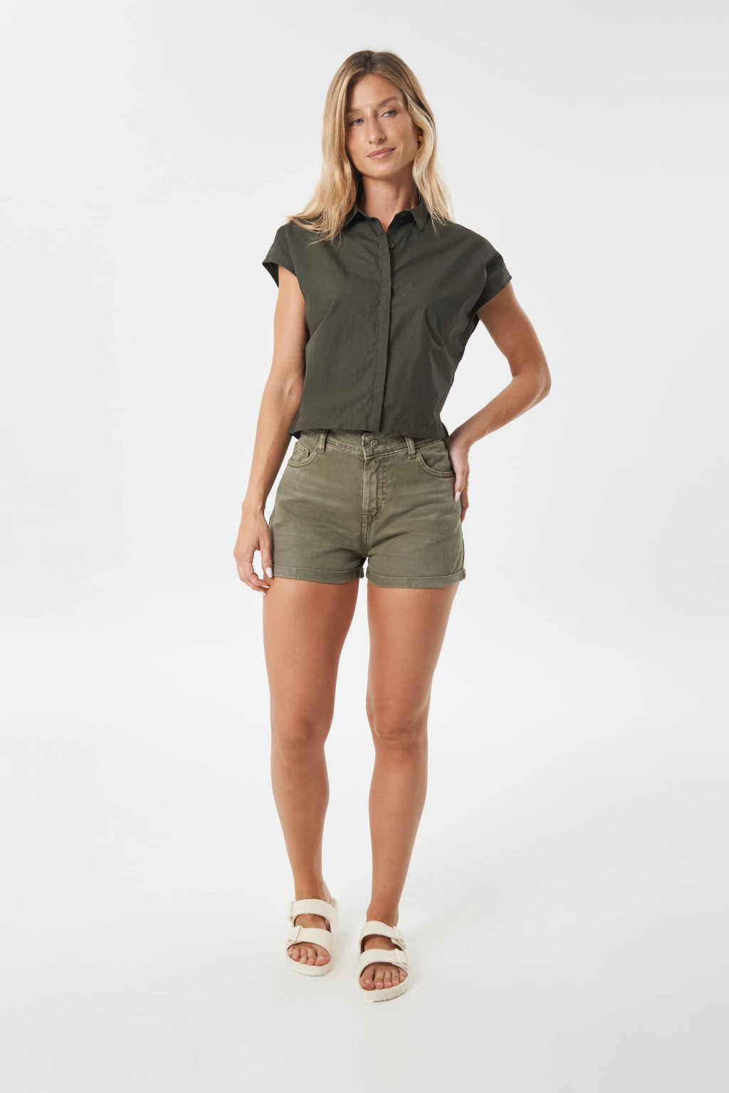 REBEL-SHORT RIGIDO VERDE CON RUEDO ROLL UP TIRO ALTO TALLES 36 AL 46 STRIVEN JEANS