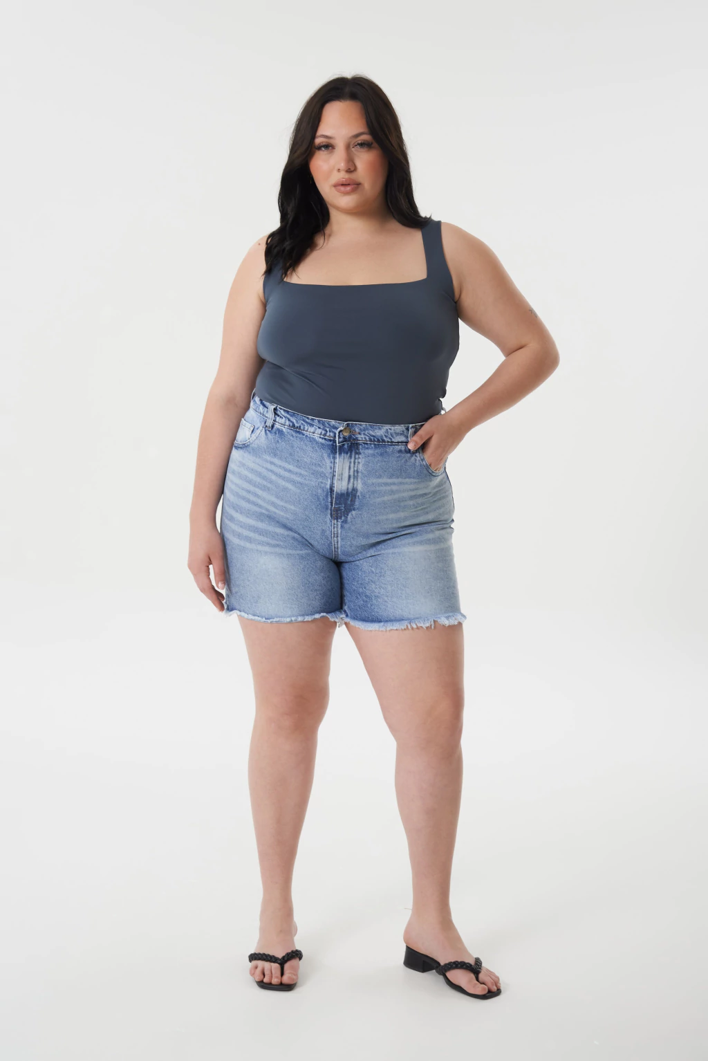 SIDECURVY - SEMI BERMUDA RIGIDA DESFLECADO CON BIGOTES TIRO ALTO TALLES 48 AL 56 STRIVEN JEANS