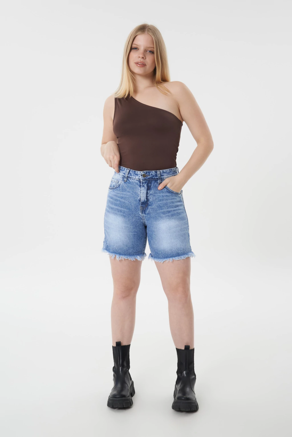 SIDE - SEMI BERMUDA CELESTE CON BIGOTES Y DESFLECADO EN BOTA TIRO ALTO TALLES 36 AL 46 STRIVEN JEANS