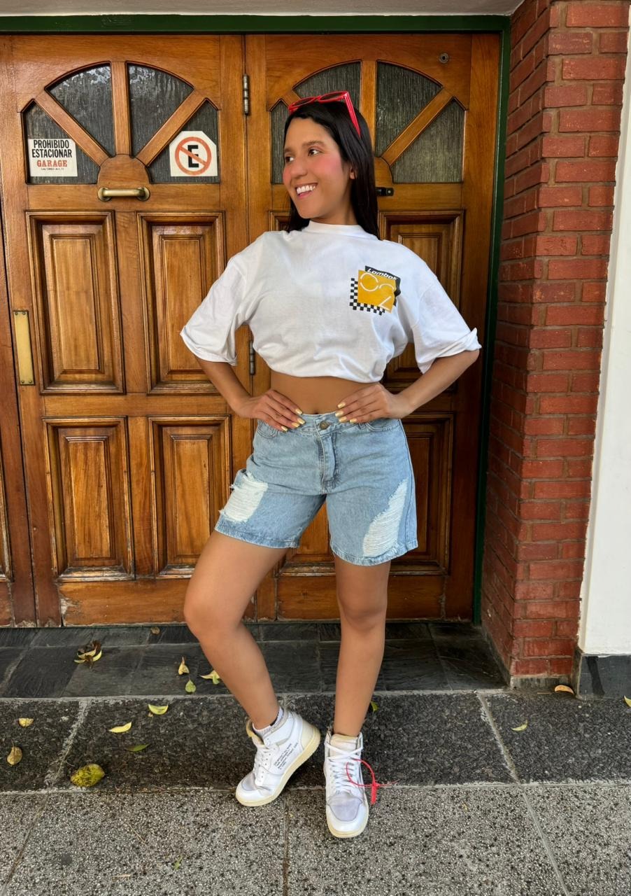 BUENOS AIRES - BERMUDA DE JEAN CELESTE CON ROTURAS TIRO ALTO TALLES 36 AL 54 ANA CLARA