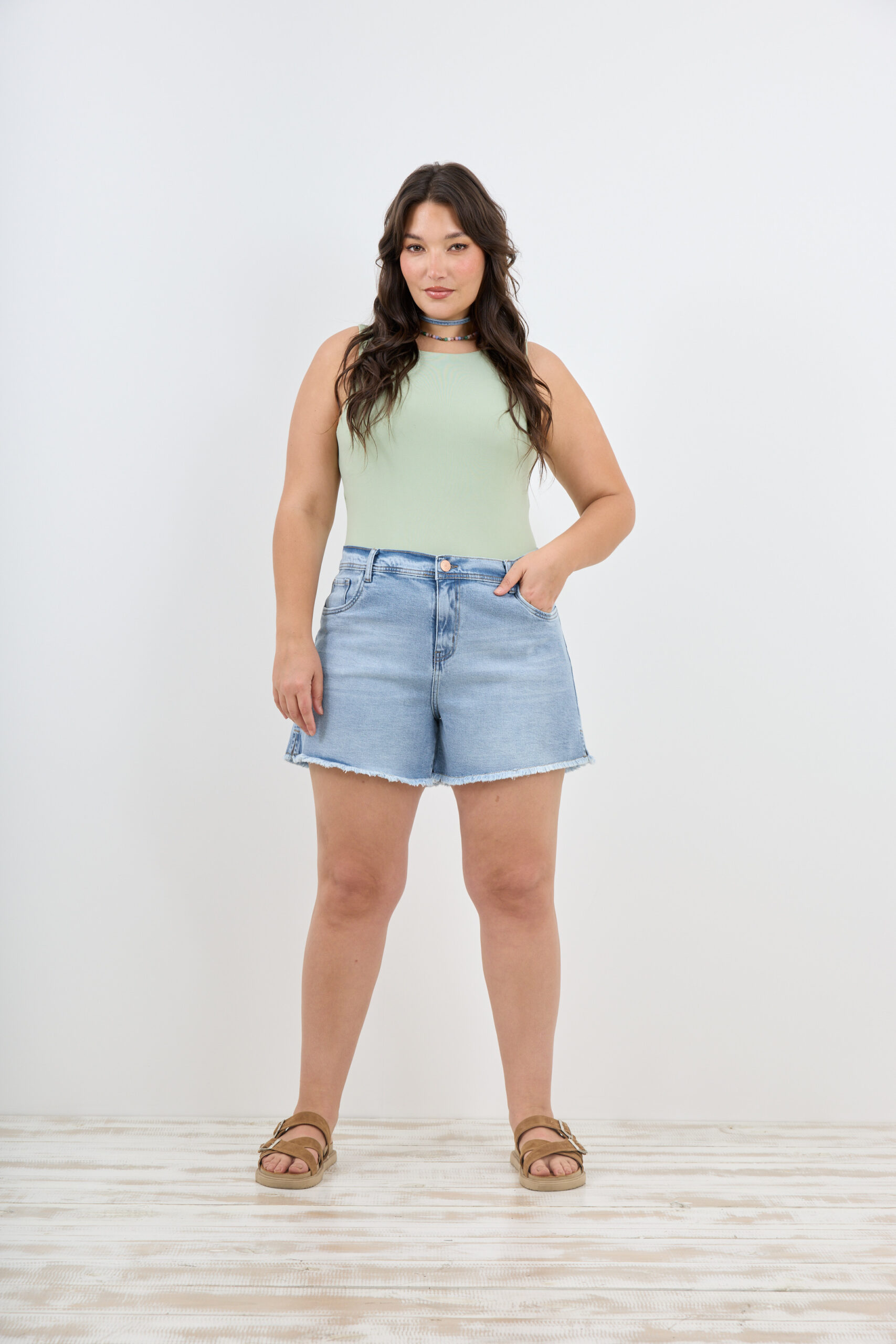 M-584 | SHORT DEFLECADO ELASTIZADO CON ABERTURA LATERAL DESFLECADO EN BOTA TIRO ALTO TALLES 46 AL 54 CENITHO JEANS